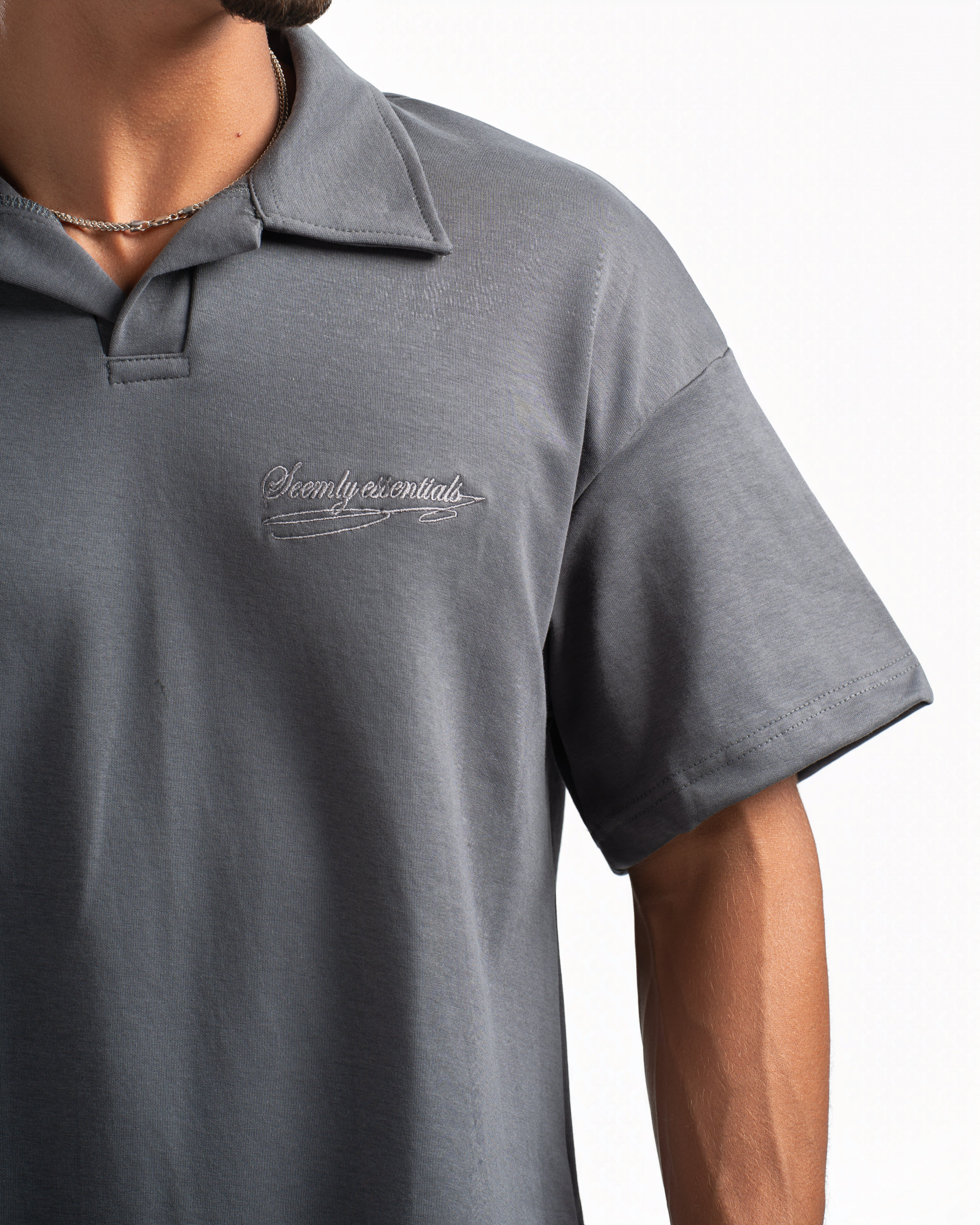 Men – Open-Collar Polo in Charcoal, detail close-up (cover)