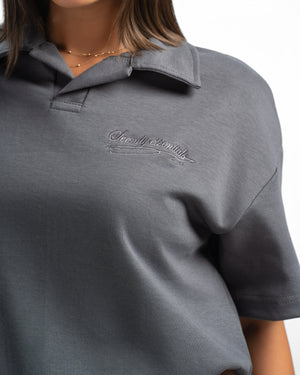Women – Open-Collar Polo in Charcoal, detail close-up (cover)