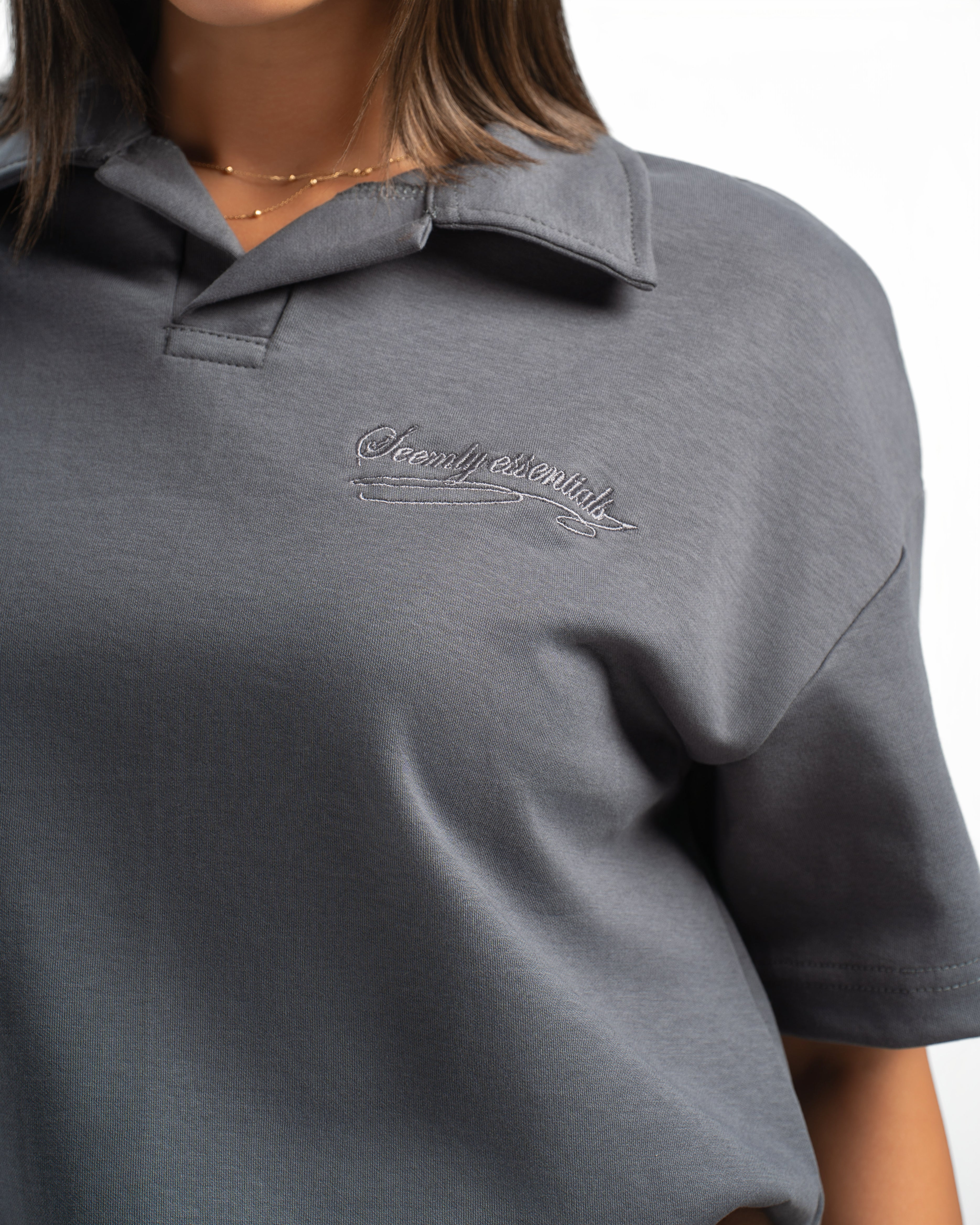 Women – Open-Collar Polo in Charcoal, detail close-up (cover)