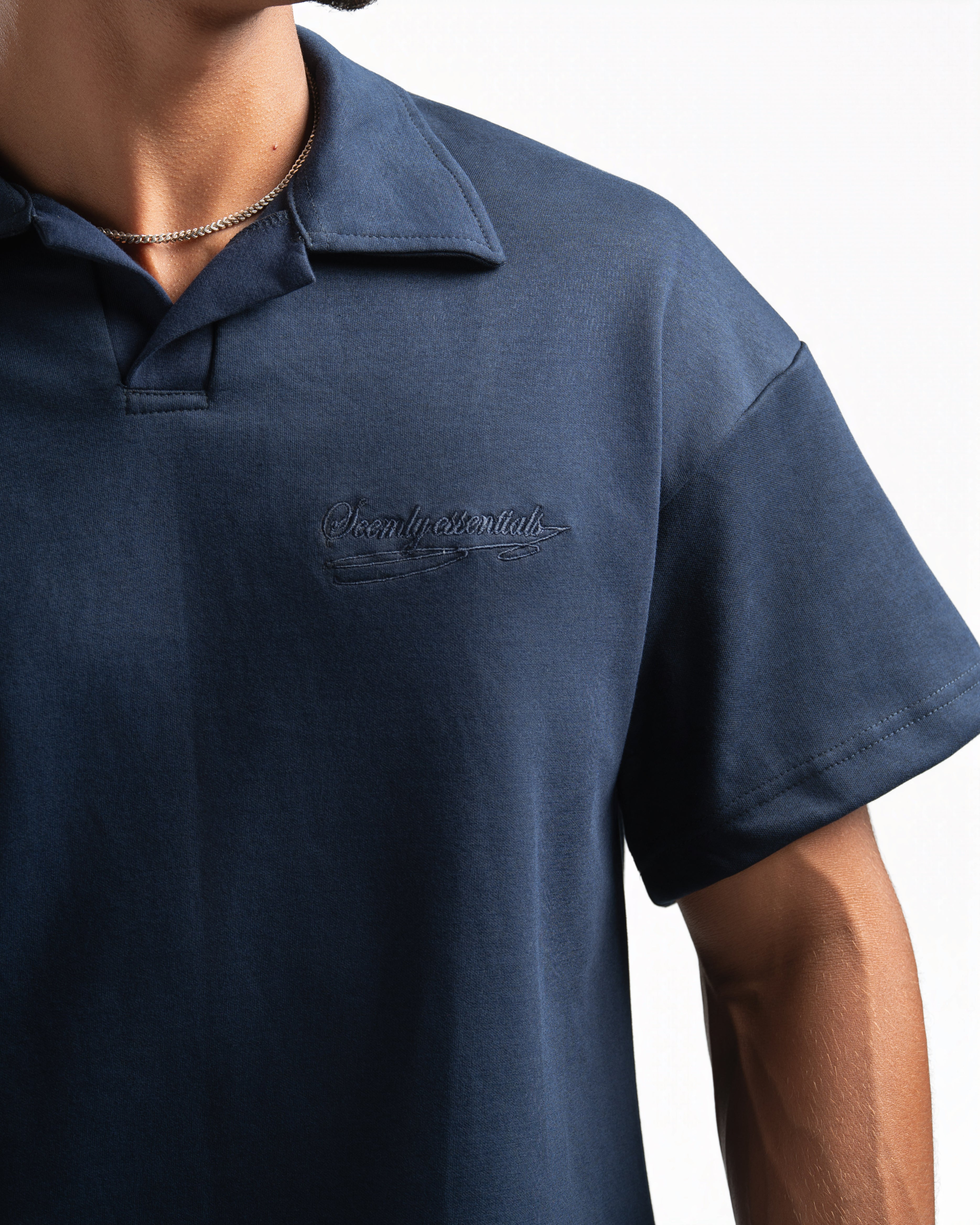 Men – Open-Collar Polo in Navy, detail close-up (cover)
